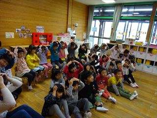 歌遊び どんぐりくりくり 松ぼっくり<br>独特の節回しに大笑いしながら<br>一緒に楽しみました