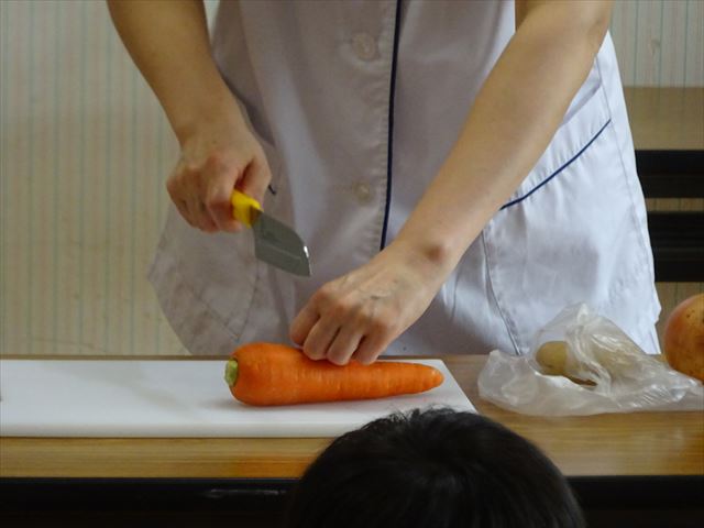 「反対の手は猫の手にして指を切らないように」